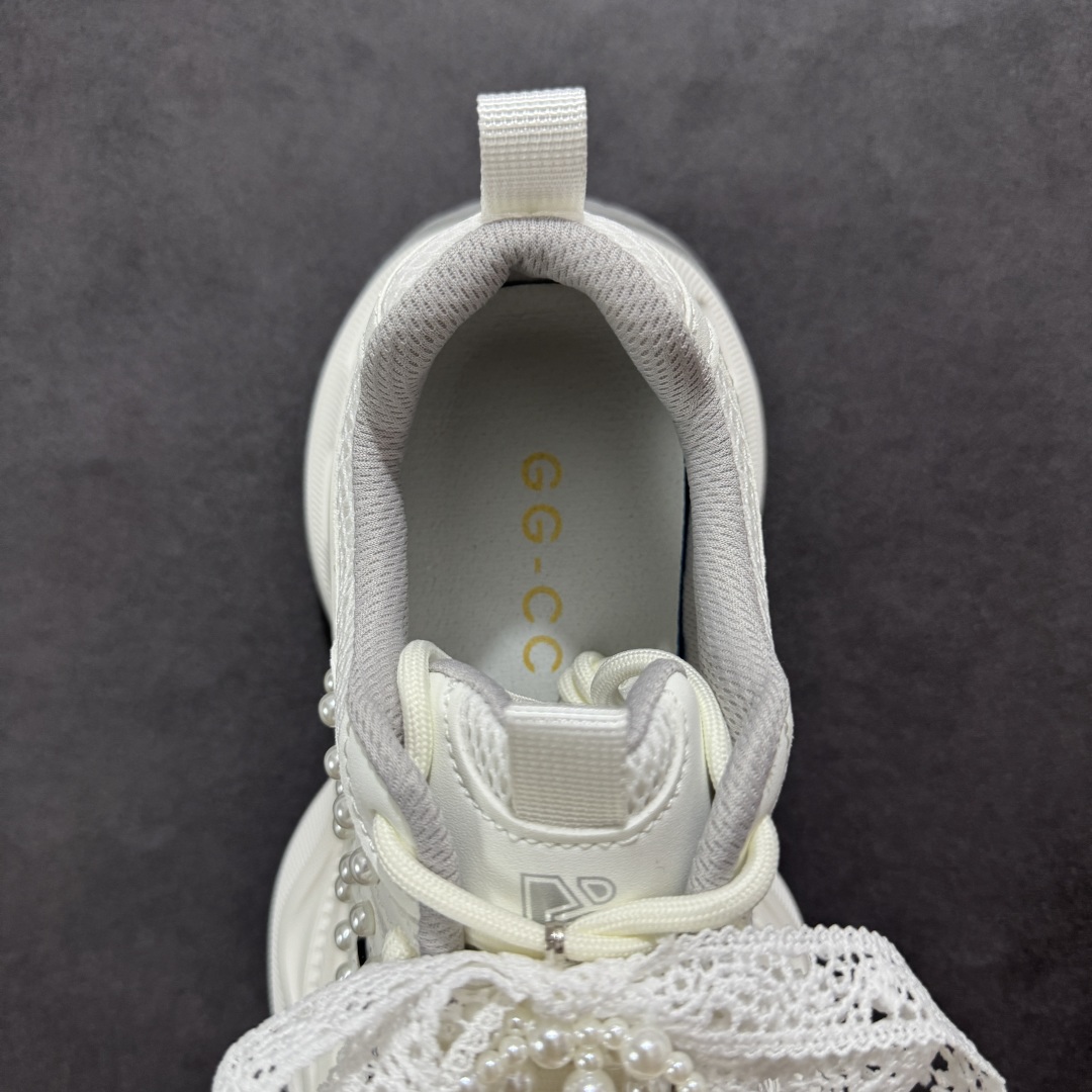 图片[7]-【公司级】GG-CC Chunky Low雷丝珍珠链休闲运动厚底老爹鞋系列 #广东大厂出品 完美细节 GGCC 25ss春夏爆款 厚底增高 大长腿 时髦look轻松定格 不费力展现率性氛围 高档银盒 酷帅机能风不规则设计大底 银白配色好温柔 缎带蝴蝶结/珍珠鞋扣/月牙底 柔软有弹性的月牙底和增加舒适度显腿长的5cm增高 长时间走路和站立都不累脚轻便舒适百搭 不管怎么搭都好看~ 尺码：35 36 37 38 39 40-选品中心