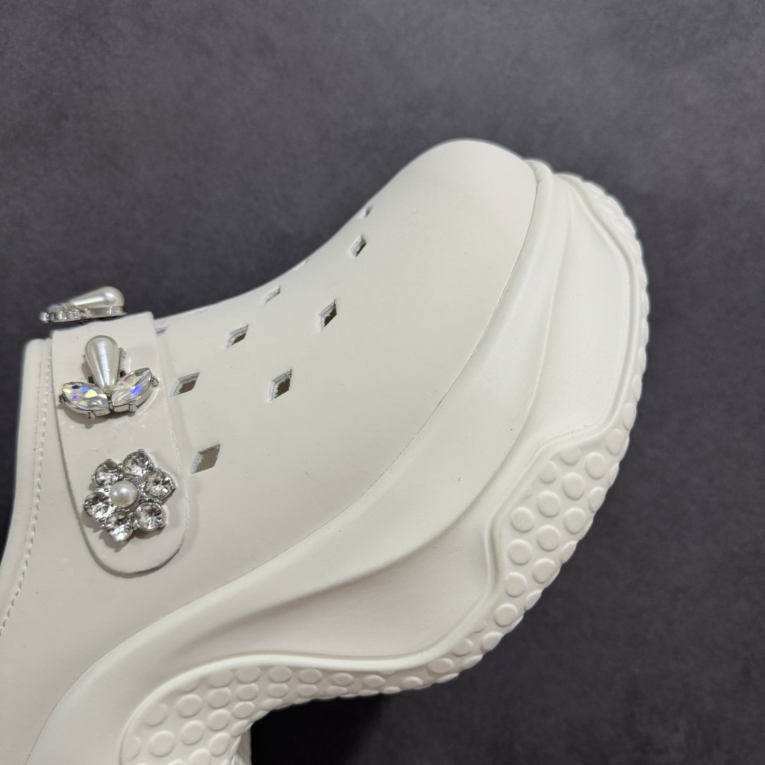 图片[5]-【公司级】2025赵露思，新晋潮流鞋靴牌GGCC GG-CC 林允同款 7CM厚底增高 洞洞鞋 幸运星MAX 广东大厂出品 品质推荐 春夏必备的一脚蹬包头洞洞拖鞋 厚底增高 拖拖的少女乐 秒变大长脚视感 百变穿搭 灵动闪闪的五金水钻点缀 简约大方 而不失高奢感 货号：G25S6801 尺码：35 36 37 38 39 40-选品中心