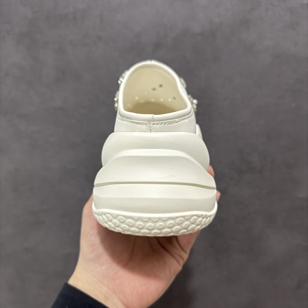 图片[4]-【公司级】2025赵露思，新晋潮流鞋靴牌GGCC GG-CC 林允同款 7CM厚底增高 洞洞鞋 幸运星MAX 广东大厂出品 品质推荐 春夏必备的一脚蹬包头洞洞拖鞋 厚底增高 拖拖的少女乐 秒变大长脚视感 百变穿搭 灵动闪闪的五金水钻点缀 简约大方 而不失高奢感 货号：G25S6801 尺码：35 36 37 38 39 40-选品中心