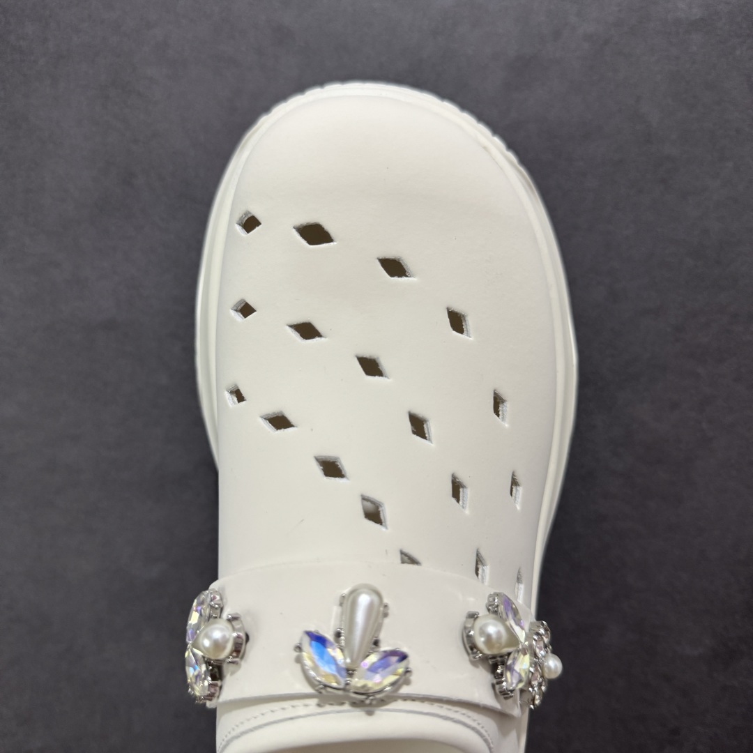 图片[8]-【公司级】2025赵露思，新晋潮流鞋靴牌GGCC GG-CC 林允同款 7CM厚底增高 洞洞鞋 幸运星MAX 广东大厂出品 品质推荐 春夏必备的一脚蹬包头洞洞拖鞋 厚底增高 拖拖的少女乐 秒变大长脚视感 百变穿搭 灵动闪闪的五金水钻点缀 简约大方 而不失高奢感 货号：G25S6801 尺码：35 36 37 38 39 40-选品中心