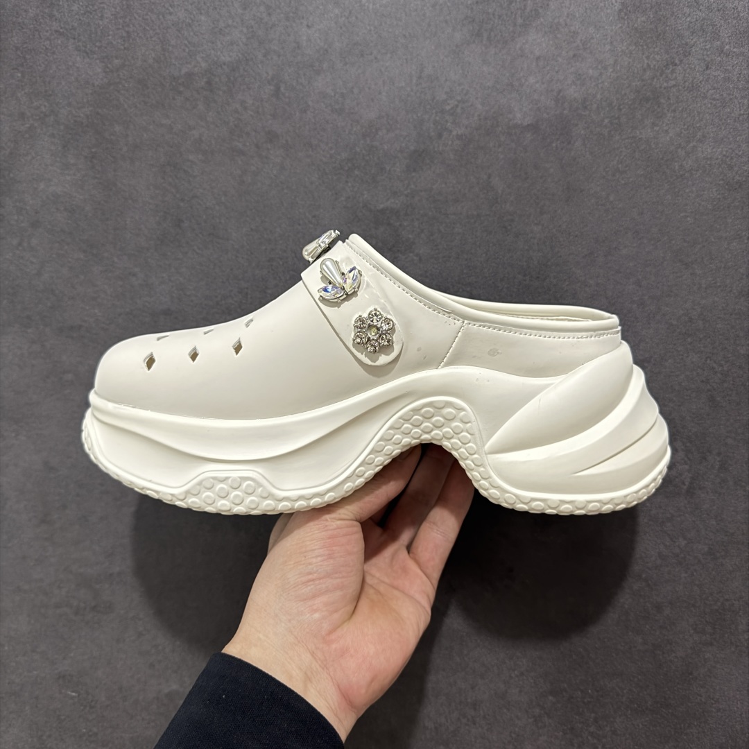 图片[2]-【公司级】2025赵露思，新晋潮流鞋靴牌GGCC GG-CC 林允同款 7CM厚底增高 洞洞鞋 幸运星MAX 广东大厂出品 品质推荐 春夏必备的一脚蹬包头洞洞拖鞋 厚底增高 拖拖的少女乐 秒变大长脚视感 百变穿搭 灵动闪闪的五金水钻点缀 简约大方 而不失高奢感 货号：G25S6801 尺码：35 36 37 38 39 40-选品中心