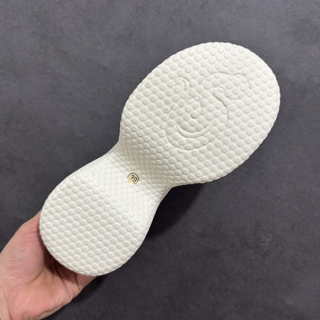 图片[9]-【公司级】2025赵露思，新晋潮流鞋靴牌GGCC GG-CC 林允同款 7CM厚底增高 洞洞鞋 幸运星MAX 广东大厂出品 品质推荐 春夏必备的一脚蹬包头洞洞拖鞋 厚底增高 拖拖的少女乐 秒变大长脚视感 百变穿搭 灵动闪闪的五金水钻点缀 简约大方 而不失高奢感 货号：G25S6801 尺码：35 36 37 38 39 40-选品中心