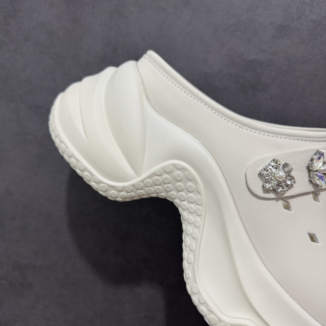 图片[6]-【公司级】2025赵露思，新晋潮流鞋靴牌GGCC GG-CC 林允同款 7CM厚底增高 洞洞鞋 幸运星MAX 广东大厂出品 品质推荐 春夏必备的一脚蹬包头洞洞拖鞋 厚底增高 拖拖的少女乐 秒变大长脚视感 百变穿搭 灵动闪闪的五金水钻点缀 简约大方 而不失高奢感 货号：G25S6801 尺码：35 36 37 38 39 40-选品中心