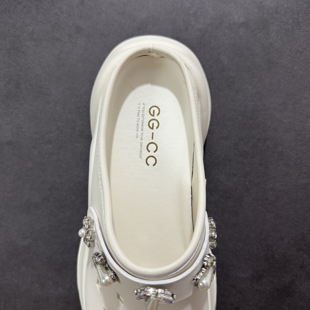 图片[7]-【公司级】2025赵露思，新晋潮流鞋靴牌GGCC GG-CC 林允同款 7CM厚底增高 洞洞鞋 幸运星MAX 广东大厂出品 品质推荐 春夏必备的一脚蹬包头洞洞拖鞋 厚底增高 拖拖的少女乐 秒变大长脚视感 百变穿搭 灵动闪闪的五金水钻点缀 简约大方 而不失高奢感 货号：G25S6801 尺码：35 36 37 38 39 40-选品中心