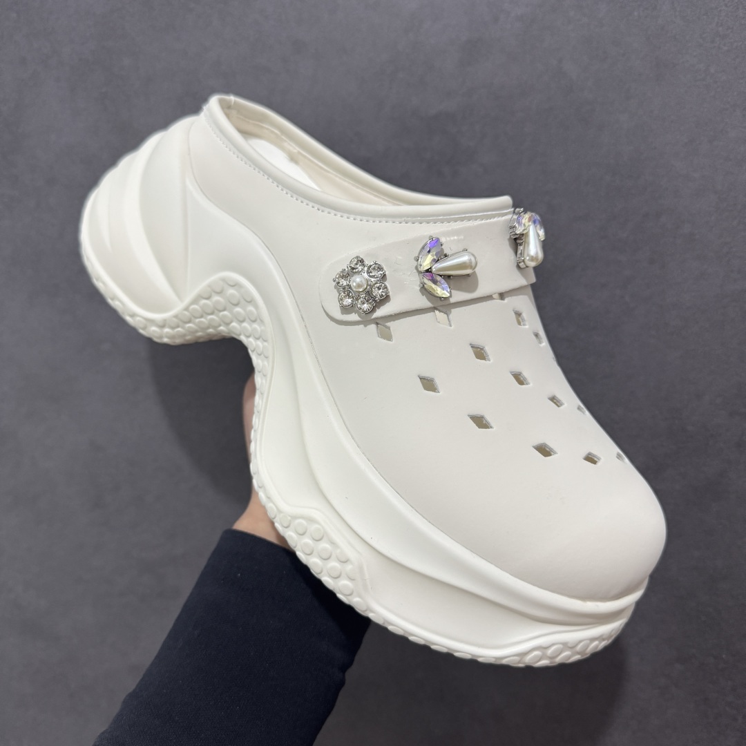 图片[3]-【公司级】2025赵露思，新晋潮流鞋靴牌GGCC GG-CC 林允同款 7CM厚底增高 洞洞鞋 幸运星MAX 广东大厂出品 品质推荐 春夏必备的一脚蹬包头洞洞拖鞋 厚底增高 拖拖的少女乐 秒变大长脚视感 百变穿搭 灵动闪闪的五金水钻点缀 简约大方 而不失高奢感 货号：G25S6801 尺码：35 36 37 38 39 40-选品中心