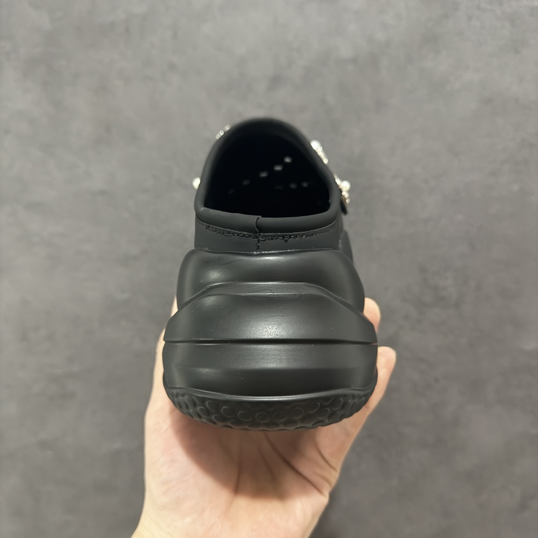 图片[4]-【公司级】2025赵露思，新晋潮流鞋靴牌GGCC GG-CC 林允同款 7CM厚底增高 洞洞鞋 幸运星MAX 广东大厂出品 品质推荐 春夏必备的一脚蹬包头洞洞拖鞋 厚底增高 拖拖的少女乐 秒变大长脚视感 百变穿搭 灵动闪闪的五金水钻点缀 简约大方 而不失高奢感 货号：G25S6801 尺码：35 36 37 38 39 40-选品中心