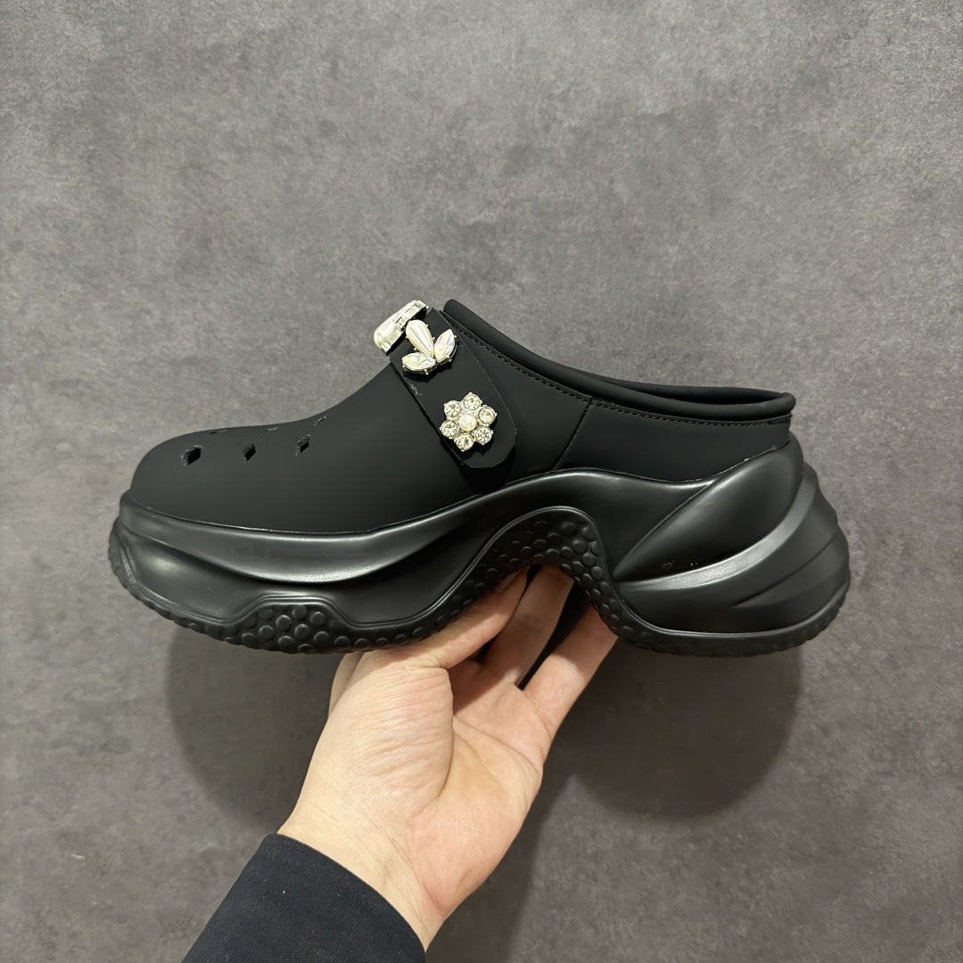 图片[2]-【公司级】2025赵露思，新晋潮流鞋靴牌GGCC GG-CC 林允同款 7CM厚底增高 洞洞鞋 幸运星MAX 广东大厂出品 品质推荐 春夏必备的一脚蹬包头洞洞拖鞋 厚底增高 拖拖的少女乐 秒变大长脚视感 百变穿搭 灵动闪闪的五金水钻点缀 简约大方 而不失高奢感 货号：G25S6801 尺码：35 36 37 38 39 40-选品中心