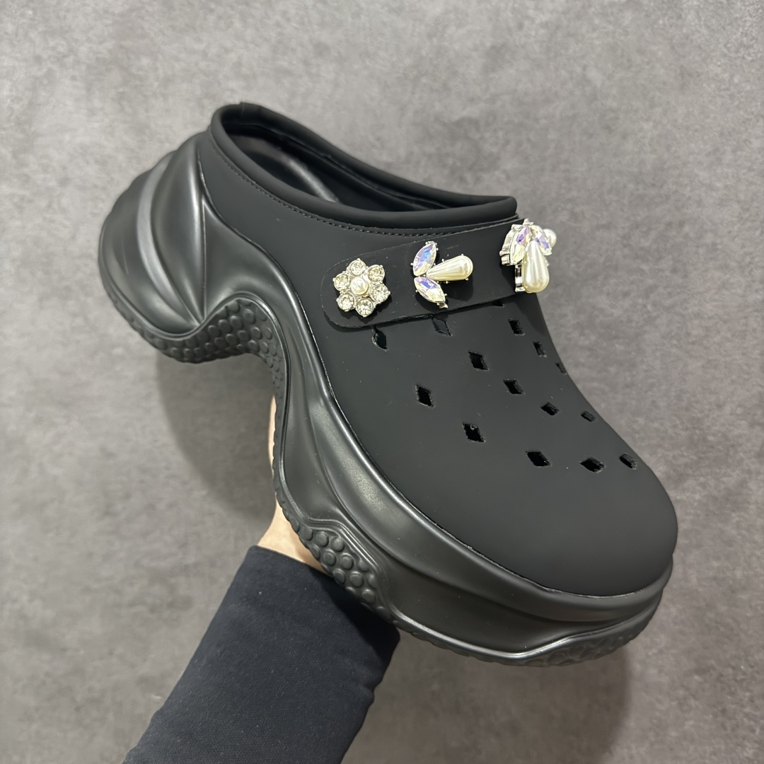 图片[3]-【公司级】2025赵露思，新晋潮流鞋靴牌GGCC GG-CC 林允同款 7CM厚底增高 洞洞鞋 幸运星MAX 广东大厂出品 品质推荐 春夏必备的一脚蹬包头洞洞拖鞋 厚底增高 拖拖的少女乐 秒变大长脚视感 百变穿搭 灵动闪闪的五金水钻点缀 简约大方 而不失高奢感 货号：G25S6801 尺码：35 36 37 38 39 40-选品中心
