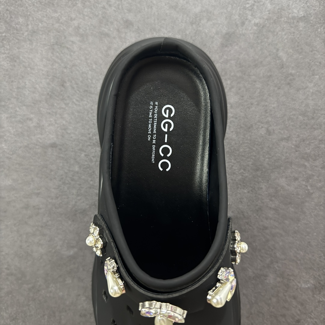 图片[7]-【公司级】2025赵露思，新晋潮流鞋靴牌GGCC GG-CC 林允同款 7CM厚底增高 洞洞鞋 幸运星MAX 广东大厂出品 品质推荐 春夏必备的一脚蹬包头洞洞拖鞋 厚底增高 拖拖的少女乐 秒变大长脚视感 百变穿搭 灵动闪闪的五金水钻点缀 简约大方 而不失高奢感 货号：G25S6801 尺码：35 36 37 38 39 40-选品中心