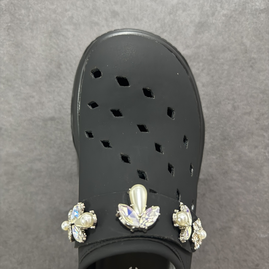 图片[8]-【公司级】2025赵露思，新晋潮流鞋靴牌GGCC GG-CC 林允同款 7CM厚底增高 洞洞鞋 幸运星MAX 广东大厂出品 品质推荐 春夏必备的一脚蹬包头洞洞拖鞋 厚底增高 拖拖的少女乐 秒变大长脚视感 百变穿搭 灵动闪闪的五金水钻点缀 简约大方 而不失高奢感 货号：G25S6801 尺码：35 36 37 38 39 40-选品中心