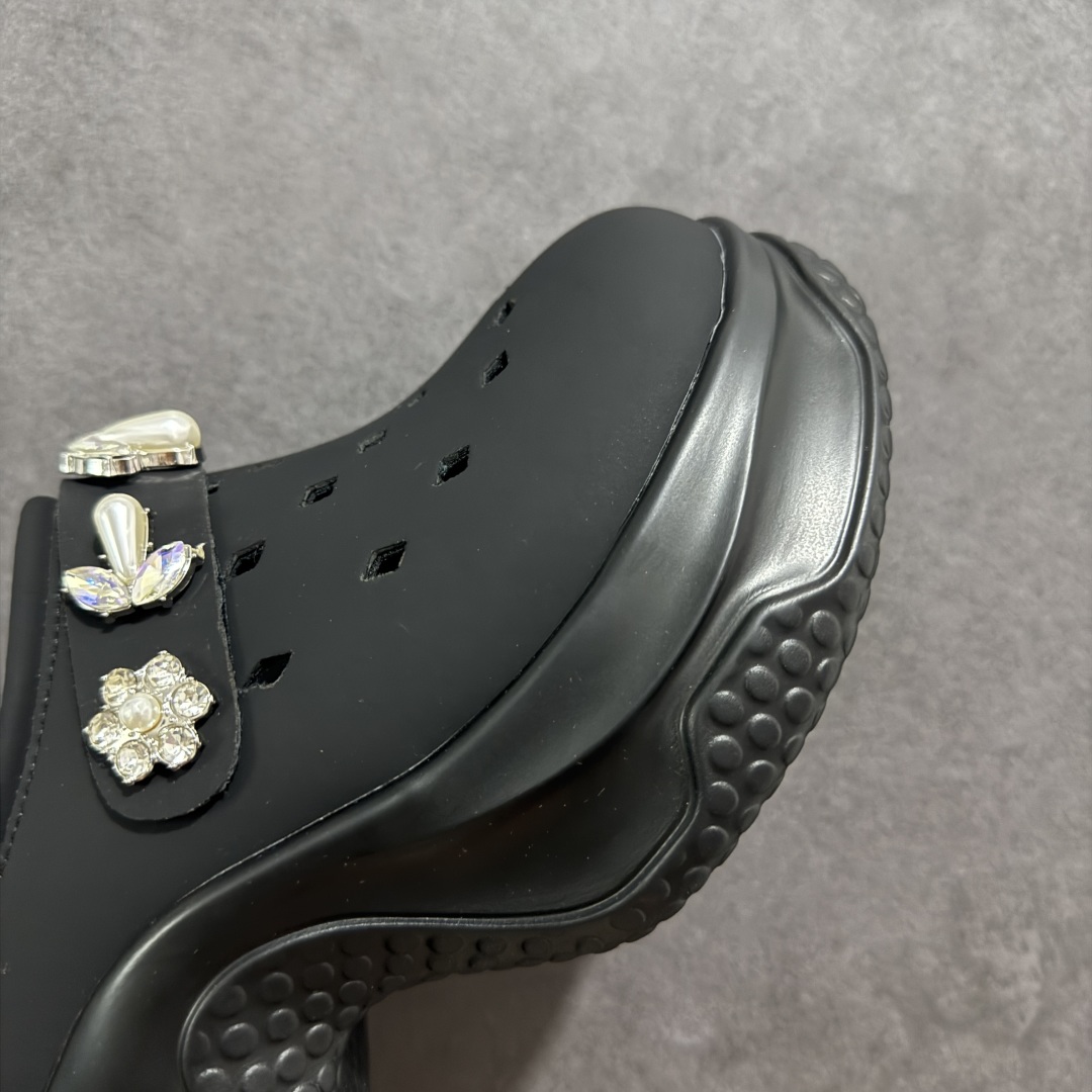 图片[5]-【公司级】2025赵露思，新晋潮流鞋靴牌GGCC GG-CC 林允同款 7CM厚底增高 洞洞鞋 幸运星MAX 广东大厂出品 品质推荐 春夏必备的一脚蹬包头洞洞拖鞋 厚底增高 拖拖的少女乐 秒变大长脚视感 百变穿搭 灵动闪闪的五金水钻点缀 简约大方 而不失高奢感 货号：G25S6801 尺码：35 36 37 38 39 40-选品中心