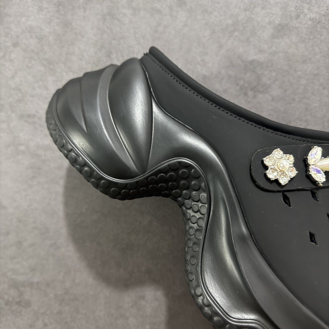 图片[6]-【公司级】2025赵露思，新晋潮流鞋靴牌GGCC GG-CC 林允同款 7CM厚底增高 洞洞鞋 幸运星MAX 广东大厂出品 品质推荐 春夏必备的一脚蹬包头洞洞拖鞋 厚底增高 拖拖的少女乐 秒变大长脚视感 百变穿搭 灵动闪闪的五金水钻点缀 简约大方 而不失高奢感 货号：G25S6801 尺码：35 36 37 38 39 40-选品中心