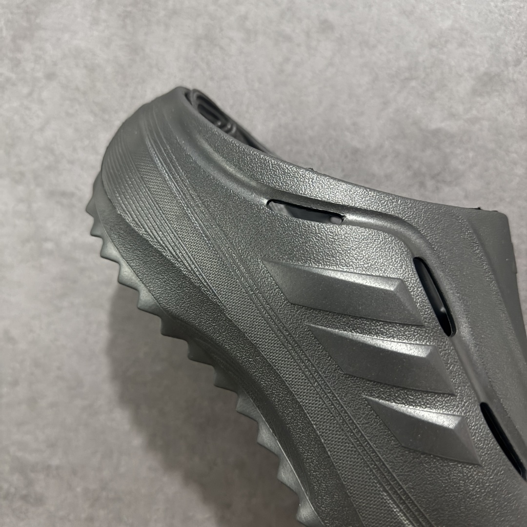 图片[6]-【公司级】阿迪达斯 Adidas 波波凉鞋 OZWAVE CLOG 波波凉鞋 沙滩拖鞋 稳定缓震回弹厚底老爹拖鞋 阿迪达斯 珠光 设计灵感来源于经典复古鞋型 adidas Originals Oznova 两侧三道杠、鞋面流畅的线条，勾勒出富有未来感的廓形。鞋面排布有透气孔，既保留了复古韵味，又不失夏日清凉。采用一脚蹬无鞋带的设计，像是户外涉水，城市通勤都能拿捏，并且也比较好打理。宽大的鞋底配合锯齿元素，极具造型感，满足防滑的同时，上脚也足够有辨识度。整双鞋是饱满的廓形轮廓，搭配厚底造型，除了对裤装有一定的承托作用，也有不俗的增高效果。 货号： JR6761 尺码： 36 36⅔ 37⅓ 38 38⅔ 39⅓ 40 40⅔ 41⅓ 42 42⅔ 43⅓ 44 45 编码： 131180190-选品中心