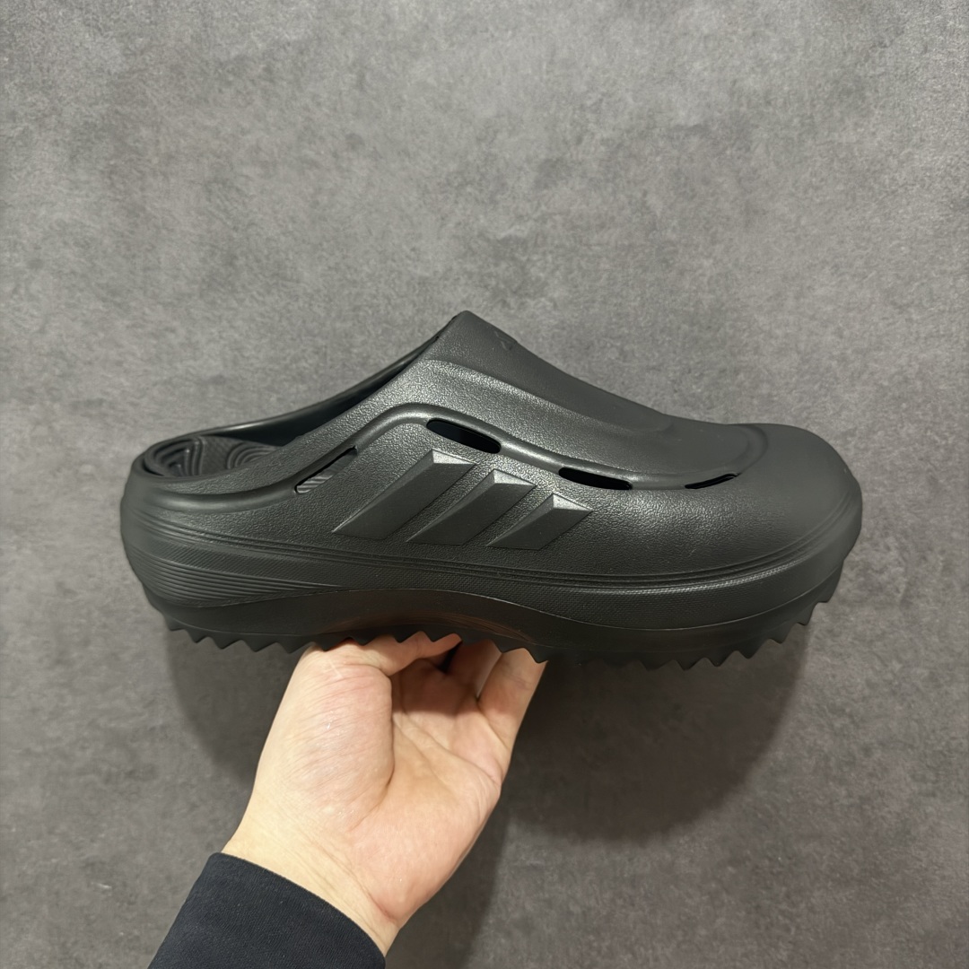 【公司级】阿迪达斯 Adidas 波波凉鞋 OZWAVE CLOG 波波凉鞋 沙滩拖鞋 稳定缓震回弹厚底老爹拖鞋 阿迪达斯 珠光 设计灵感来源于经典复古鞋型 adidas Originals Oznova 两侧三道杠、鞋面流畅的线条,勾勒出富有未来感的廓形。鞋面排布有透气孔,既保留了复古韵味,又不失夏日清凉。采用一脚蹬无鞋带的设计,像是户外涉水,城市通勤都能拿捏,并且也比较好打理。宽大的鞋底配合锯齿元素,极具造型感,满足防滑的同时,上脚也足够有辨识度。整双鞋是饱满的廓形轮廓,搭配厚底造型,除了对裤装有一定的承托作用,也有不俗的增高效果。 货号: JR6761 尺码: 36 36⅔ 37⅓ 38 38⅔ 39⅓ 40 40⅔ 41⅓ 42 42⅔ 43⅓ 44 45 编码: 131180190-选品中心