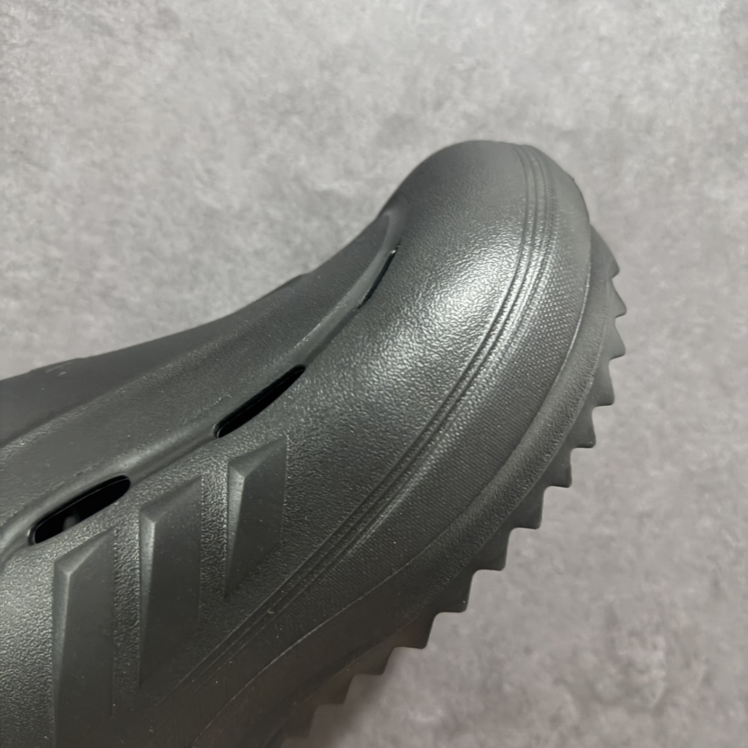 图片[5]-【公司级】阿迪达斯 Adidas 波波凉鞋 OZWAVE CLOG 波波凉鞋 沙滩拖鞋 稳定缓震回弹厚底老爹拖鞋 阿迪达斯 珠光 设计灵感来源于经典复古鞋型 adidas Originals Oznova 两侧三道杠、鞋面流畅的线条，勾勒出富有未来感的廓形。鞋面排布有透气孔，既保留了复古韵味，又不失夏日清凉。采用一脚蹬无鞋带的设计，像是户外涉水，城市通勤都能拿捏，并且也比较好打理。宽大的鞋底配合锯齿元素，极具造型感，满足防滑的同时，上脚也足够有辨识度。整双鞋是饱满的廓形轮廓，搭配厚底造型，除了对裤装有一定的承托作用，也有不俗的增高效果。 货号： JR6761 尺码： 36 36⅔ 37⅓ 38 38⅔ 39⅓ 40 40⅔ 41⅓ 42 42⅔ 43⅓ 44 45 编码： 131180190-选品中心