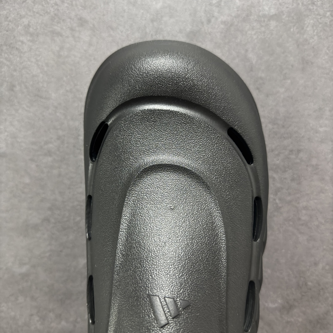 图片[8]-【公司级】阿迪达斯 Adidas 波波凉鞋 OZWAVE CLOG 波波凉鞋 沙滩拖鞋 稳定缓震回弹厚底老爹拖鞋 阿迪达斯 珠光 设计灵感来源于经典复古鞋型 adidas Originals Oznova 两侧三道杠、鞋面流畅的线条，勾勒出富有未来感的廓形。鞋面排布有透气孔，既保留了复古韵味，又不失夏日清凉。采用一脚蹬无鞋带的设计，像是户外涉水，城市通勤都能拿捏，并且也比较好打理。宽大的鞋底配合锯齿元素，极具造型感，满足防滑的同时，上脚也足够有辨识度。整双鞋是饱满的廓形轮廓，搭配厚底造型，除了对裤装有一定的承托作用，也有不俗的增高效果。 货号： JR6761 尺码： 36 36⅔ 37⅓ 38 38⅔ 39⅓ 40 40⅔ 41⅓ 42 42⅔ 43⅓ 44 45 编码： 131180190-选品中心