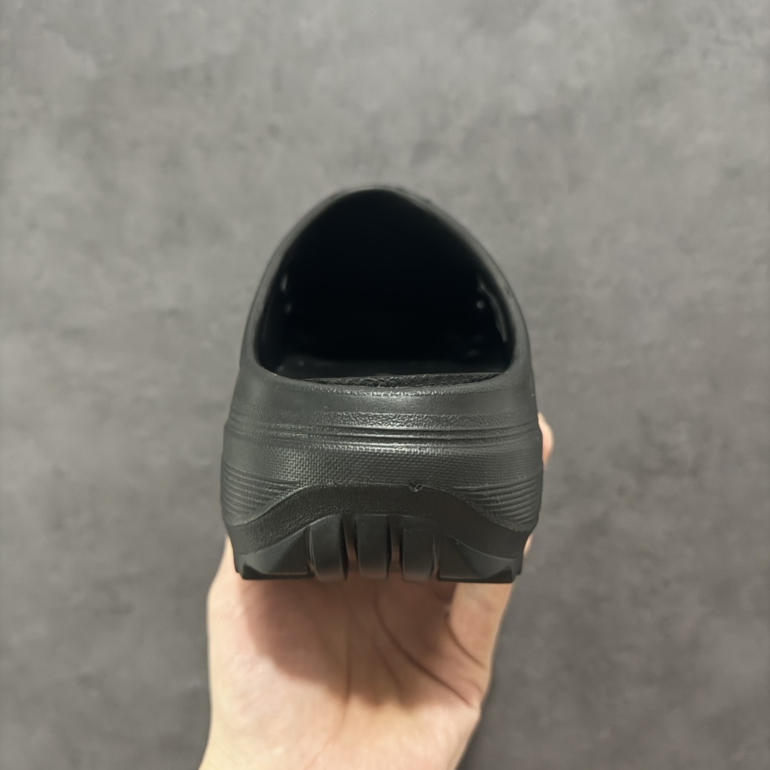 图片[4]-【公司级】阿迪达斯 Adidas 波波凉鞋 OZWAVE CLOG 波波凉鞋 沙滩拖鞋 稳定缓震回弹厚底老爹拖鞋 阿迪达斯 珠光 设计灵感来源于经典复古鞋型 adidas Originals Oznova 两侧三道杠、鞋面流畅的线条，勾勒出富有未来感的廓形。鞋面排布有透气孔，既保留了复古韵味，又不失夏日清凉。采用一脚蹬无鞋带的设计，像是户外涉水，城市通勤都能拿捏，并且也比较好打理。宽大的鞋底配合锯齿元素，极具造型感，满足防滑的同时，上脚也足够有辨识度。整双鞋是饱满的廓形轮廓，搭配厚底造型，除了对裤装有一定的承托作用，也有不俗的增高效果。 货号： JR6761 尺码： 36 36⅔ 37⅓ 38 38⅔ 39⅓ 40 40⅔ 41⅓ 42 42⅔ 43⅓ 44 45 编码： 131180190-选品中心
