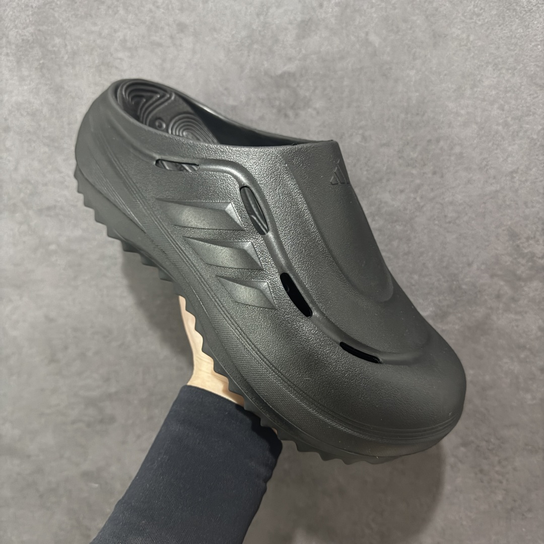 图片[3]-【公司级】阿迪达斯 Adidas 波波凉鞋 OZWAVE CLOG 波波凉鞋 沙滩拖鞋 稳定缓震回弹厚底老爹拖鞋 阿迪达斯 珠光 设计灵感来源于经典复古鞋型 adidas Originals Oznova 两侧三道杠、鞋面流畅的线条，勾勒出富有未来感的廓形。鞋面排布有透气孔，既保留了复古韵味，又不失夏日清凉。采用一脚蹬无鞋带的设计，像是户外涉水，城市通勤都能拿捏，并且也比较好打理。宽大的鞋底配合锯齿元素，极具造型感，满足防滑的同时，上脚也足够有辨识度。整双鞋是饱满的廓形轮廓，搭配厚底造型，除了对裤装有一定的承托作用，也有不俗的增高效果。 货号： JR6761 尺码： 36 36⅔ 37⅓ 38 38⅔ 39⅓ 40 40⅔ 41⅓ 42 42⅔ 43⅓ 44 45 编码： 131180190-选品中心