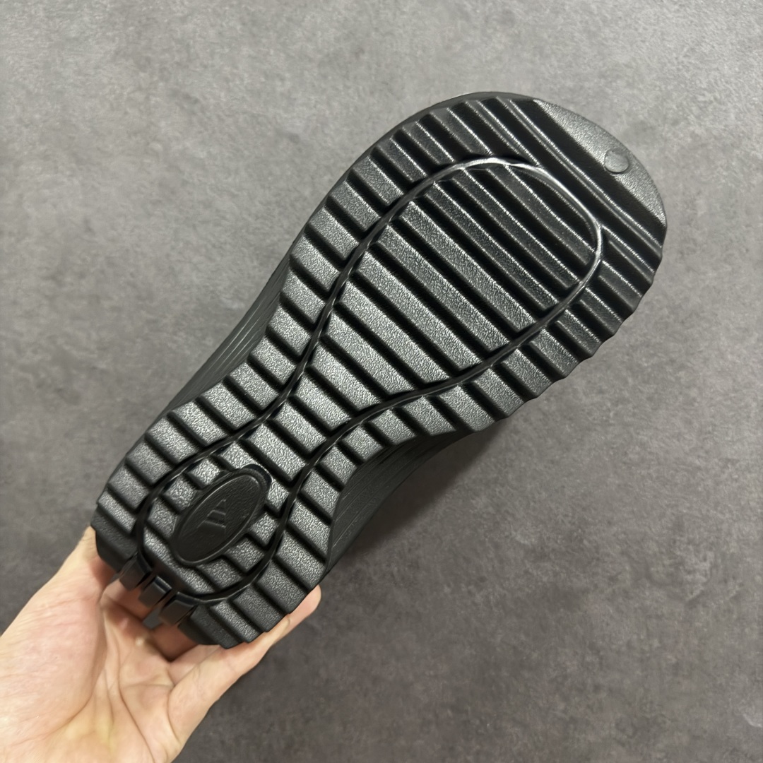图片[9]-【公司级】阿迪达斯 Adidas 波波凉鞋 OZWAVE CLOG 波波凉鞋 沙滩拖鞋 稳定缓震回弹厚底老爹拖鞋 阿迪达斯 珠光 设计灵感来源于经典复古鞋型 adidas Originals Oznova 两侧三道杠、鞋面流畅的线条，勾勒出富有未来感的廓形。鞋面排布有透气孔，既保留了复古韵味，又不失夏日清凉。采用一脚蹬无鞋带的设计，像是户外涉水，城市通勤都能拿捏，并且也比较好打理。宽大的鞋底配合锯齿元素，极具造型感，满足防滑的同时，上脚也足够有辨识度。整双鞋是饱满的廓形轮廓，搭配厚底造型，除了对裤装有一定的承托作用，也有不俗的增高效果。 货号： JR6761 尺码： 36 36⅔ 37⅓ 38 38⅔ 39⅓ 40 40⅔ 41⅓ 42 42⅔ 43⅓ 44 45 编码： 131180190-选品中心