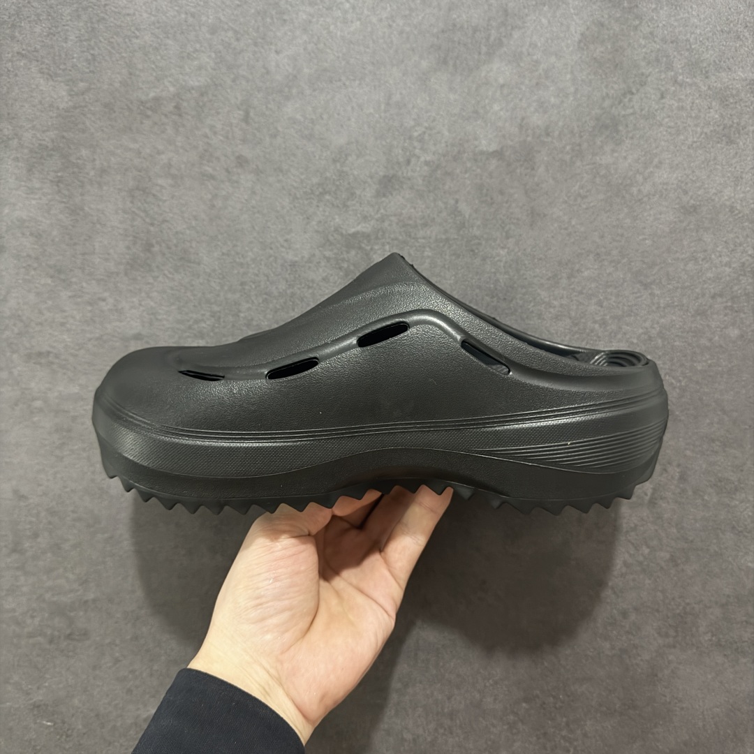 图片[2]-【公司级】阿迪达斯 Adidas 波波凉鞋 OZWAVE CLOG 波波凉鞋 沙滩拖鞋 稳定缓震回弹厚底老爹拖鞋 阿迪达斯 珠光 设计灵感来源于经典复古鞋型 adidas Originals Oznova 两侧三道杠、鞋面流畅的线条，勾勒出富有未来感的廓形。鞋面排布有透气孔，既保留了复古韵味，又不失夏日清凉。采用一脚蹬无鞋带的设计，像是户外涉水，城市通勤都能拿捏，并且也比较好打理。宽大的鞋底配合锯齿元素，极具造型感，满足防滑的同时，上脚也足够有辨识度。整双鞋是饱满的廓形轮廓，搭配厚底造型，除了对裤装有一定的承托作用，也有不俗的增高效果。 货号： JR6761 尺码： 36 36⅔ 37⅓ 38 38⅔ 39⅓ 40 40⅔ 41⅓ 42 42⅔ 43⅓ 44 45 编码： 131180190-选品中心