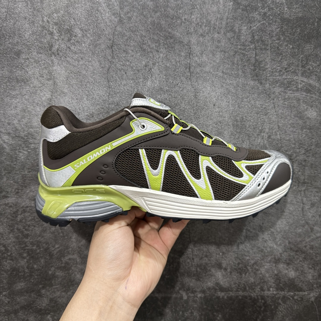 【绿x版】Salomon 萨洛蒙XT-Whisper 户外 休闲 运动鞋 跑鞋 479049 原版购入开发 做货 Salomon 对 XT-WHISPER 鞋面设计进行了升级,以多种鞋面材质,构造了丰富的鞋面层次,为鞋款增添摩登现代感。鞋款独特的波浪形 Sensifit系统设计勾勒出鞋身的流动感线条,并结合标志性的Quicklace™ 快速系带系统,保障全鞋舒适包裹感。结合 Contagrip® 大底,在保留鞋款功能性的同时多维度诠释城市户外型格 配送专柜精美包装🛍📦 面料 : 原版定制进口网面+牛皮 内里 : 原版进口透气网里 鞋底 : 原版开模防滑橡胶材质 底厚 :3.5CM 尺码: 36-46-选品中心