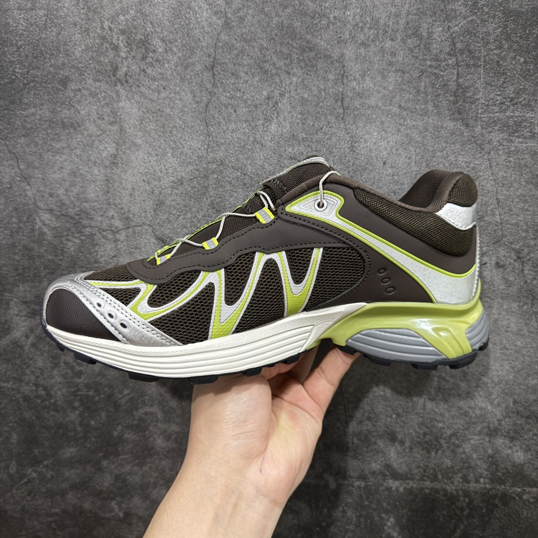 图片[2]-【绿x版】Salomon 萨洛蒙XT-Whisper 户外 休闲 运动鞋 跑鞋 479049 原版购入开发 做货 Salomon 对 XT-WHISPER 鞋面设计进行了升级，以多种鞋面材质，构造了丰富的鞋面层次，为鞋款增添摩登现代感。鞋款独特的波浪形 Sensifit系统设计勾勒出鞋身的流动感线条，并结合标志性的Quicklace™ 快速系带系统，保障全鞋舒适包裹感。结合 Contagrip® 大底，在保留鞋款功能性的同时多维度诠释城市户外型格 配送专柜精美包装🛍📦 面料 ： 原版定制进口网面+牛皮 内里 ： 原版进口透气网里 鞋底 ： 原版开模防滑橡胶材质 底厚 ：3.5CM 尺码： 36-46-选品中心