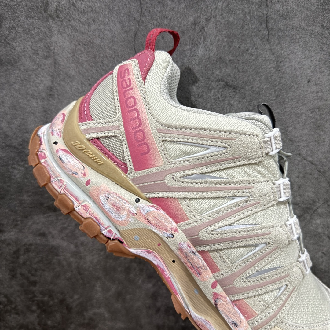 图片[7]-【纯原定制版】PandaPark x SALOMON萨洛蒙 XA Pro 3D Suede 织物 粉色 渐变 做旧复古 暗纹 防滑耐磨 低帮 户外功能鞋 男女同款 米粉 472436 纯原外贸平台特供订单 全套原纸板楦头开发 原厂特供网布配套加持 确保原汁原味 完美呈现版型 原档数据独家私模五层组合大底 男女鞋同步官方 原装Ortholite轻量化鞋垫 中底布带钢印编号 原厂TPU锁扣 进口港宝加持 后跟自然饱满 还原公司包裹性 尺码：36 36.5 37.5 38 38.5 39-选品中心