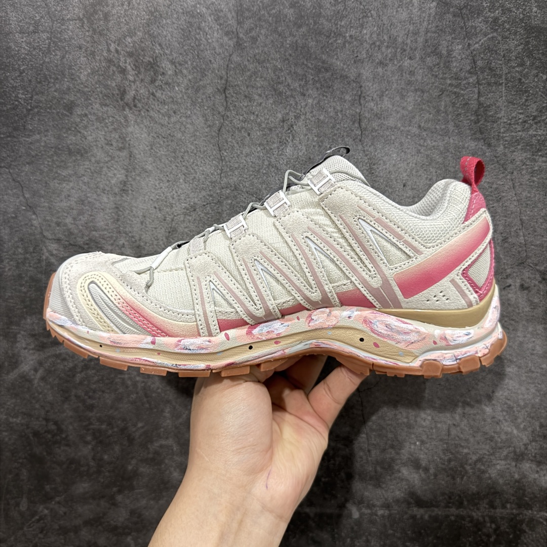 图片[2]-【纯原定制版】PandaPark x SALOMON萨洛蒙 XA Pro 3D Suede 织物 粉色 渐变 做旧复古 暗纹 防滑耐磨 低帮 户外功能鞋 男女同款 米粉 472436 纯原外贸平台特供订单 全套原纸板楦头开发 原厂特供网布配套加持 确保原汁原味 完美呈现版型 原档数据独家私模五层组合大底 男女鞋同步官方 原装Ortholite轻量化鞋垫 中底布带钢印编号 原厂TPU锁扣 进口港宝加持 后跟自然饱满 还原公司包裹性 尺码：36 36.5 37.5 38 38.5 39-选品中心