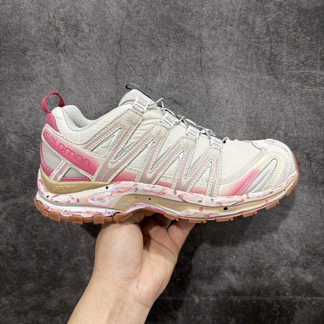 【纯原定制版】PandaPark x SALOMON萨洛蒙 XA Pro 3D Suede 织物 粉色 渐变 做旧复古 暗纹 防滑耐磨 低帮 户外功能鞋 男女同款 米粉 472436 纯原外贸平台特供订单 全套原纸板楦头开发 原厂特供网布配套加持 确保原汁原味 完美呈现版型 原档数据独家私模五层组合大底 男女鞋同步官方 原装Ortholite轻量化鞋垫 中底布带钢印编号 原厂TPU锁扣 进口港宝加持 后跟自然饱满 还原公司包裹性 尺码:36 36.5 37.5 38 38.5 39-选品中心