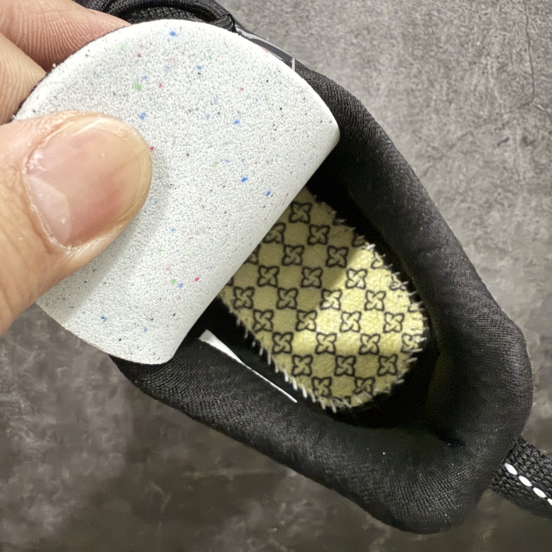 图片[9]-【纯原礼盒版】CDG x Salomon 萨洛蒙 联名款XT-6 系列 厚底 休闲 运动鞋 原版购入开发 做货 独立私模 原材料打造 一比一原版细节 延续品牌设计基因，融合简约的设计和实用的技术性 联名鞋款依旧是黑白简约配色，鞋身上的品牌字样也体现出极简主义的设计风格 搭配Contagrip 橡胶厚底鞋底设计，重新演绎的鞋面部分则以Pulsar Advanced袜套式轮廓替换了之前抽绳鞋带 并饰有网眼、抗撕裂材质鞋面、防水胶条以及尼龙拉环等细节 面料： 原版定制进口科技面料 内里： 原版进口透气网里 大底： 原版开模超轻发泡材质 底厚： 6.5CM 尺码：35-40-选品中心