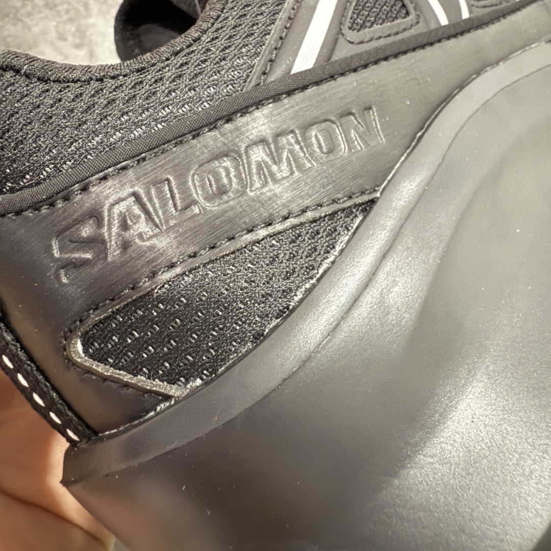 图片[3]-【纯原礼盒版】CDG x Salomon 萨洛蒙 联名款XT-6 系列 厚底 休闲 运动鞋 原版购入开发 做货 独立私模 原材料打造 一比一原版细节 延续品牌设计基因，融合简约的设计和实用的技术性 联名鞋款依旧是黑白简约配色，鞋身上的品牌字样也体现出极简主义的设计风格 搭配Contagrip 橡胶厚底鞋底设计，重新演绎的鞋面部分则以Pulsar Advanced袜套式轮廓替换了之前抽绳鞋带 并饰有网眼、抗撕裂材质鞋面、防水胶条以及尼龙拉环等细节 面料： 原版定制进口科技面料 内里： 原版进口透气网里 大底： 原版开模超轻发泡材质 底厚： 6.5CM 尺码：35-40-选品中心