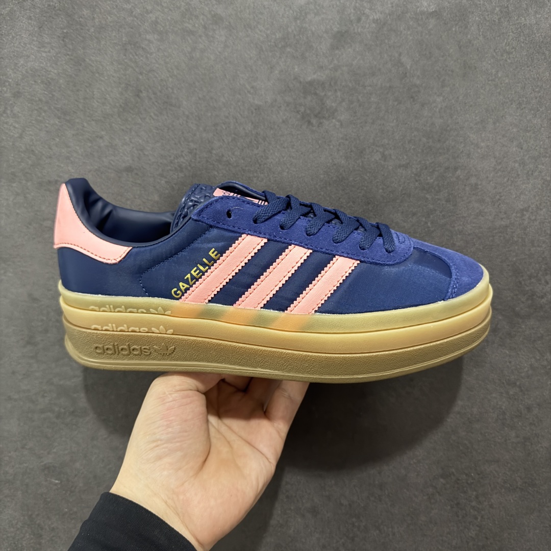【公司级】AD Originals Gazelle Bold W 羚羊松糕系列复古百搭厚底增高低帮休闲运动板鞋 IG4390 最好穿最百搭的长腿神器。 不仅价格不错～鞋子也不错啊！Originals的Gazelle Bold鞋款打造出「超厚底版本」！延续流线鞋型、经典麂皮材质、白色三条线和侧面烫金标志的复古外型，奶油白鞋底高度直接乘3，出门搭上它，保证一路步步高升。 尺码： 35.5 36 36.5 37 38 38.5 39 40 40.5 41 42-选品中心