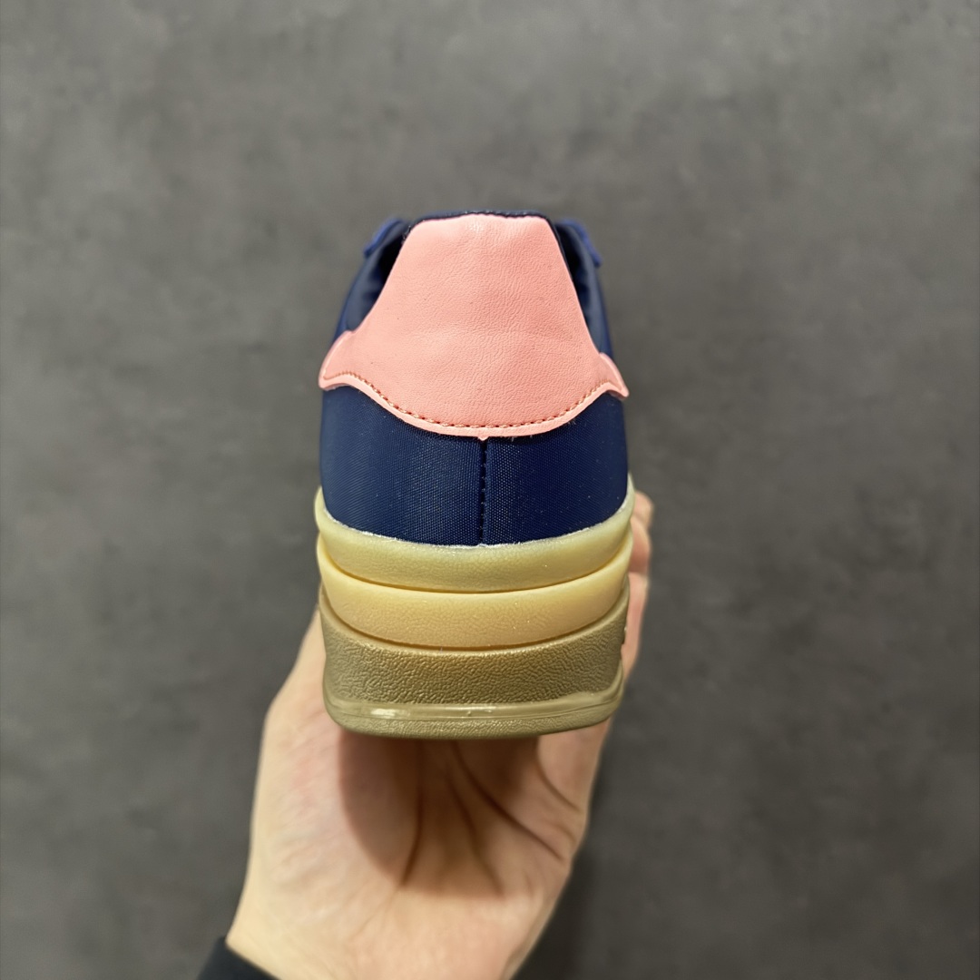 图片[4]-【公司级】AD Originals Gazelle Bold W 羚羊松糕系列复古百搭厚底增高低帮休闲运动板鞋 IG4390 最好穿最百搭的长腿神器。 不仅价格不错～鞋子也不错啊！Originals的Gazelle Bold鞋款打造出「超厚底版本」！延续流线鞋型、经典麂皮材质、白色三条线和侧面烫金标志的复古外型，奶油白鞋底高度直接乘3，出门搭上它，保证一路步步高升。 尺码： 35.5 36 36.5 37 38 38.5 39 40 40.5 41 42-选品中心