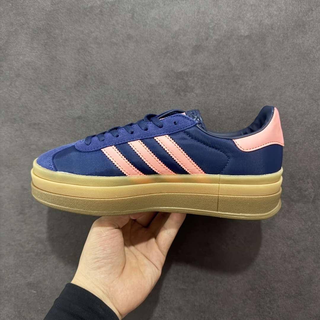 图片[2]-【公司级】AD Originals Gazelle Bold W 羚羊松糕系列复古百搭厚底增高低帮休闲运动板鞋 IG4390 最好穿最百搭的长腿神器。 不仅价格不错～鞋子也不错啊！Originals的Gazelle Bold鞋款打造出「超厚底版本」！延续流线鞋型、经典麂皮材质、白色三条线和侧面烫金标志的复古外型，奶油白鞋底高度直接乘3，出门搭上它，保证一路步步高升。 尺码： 35.5 36 36.5 37 38 38.5 39 40 40.5 41 42-选品中心