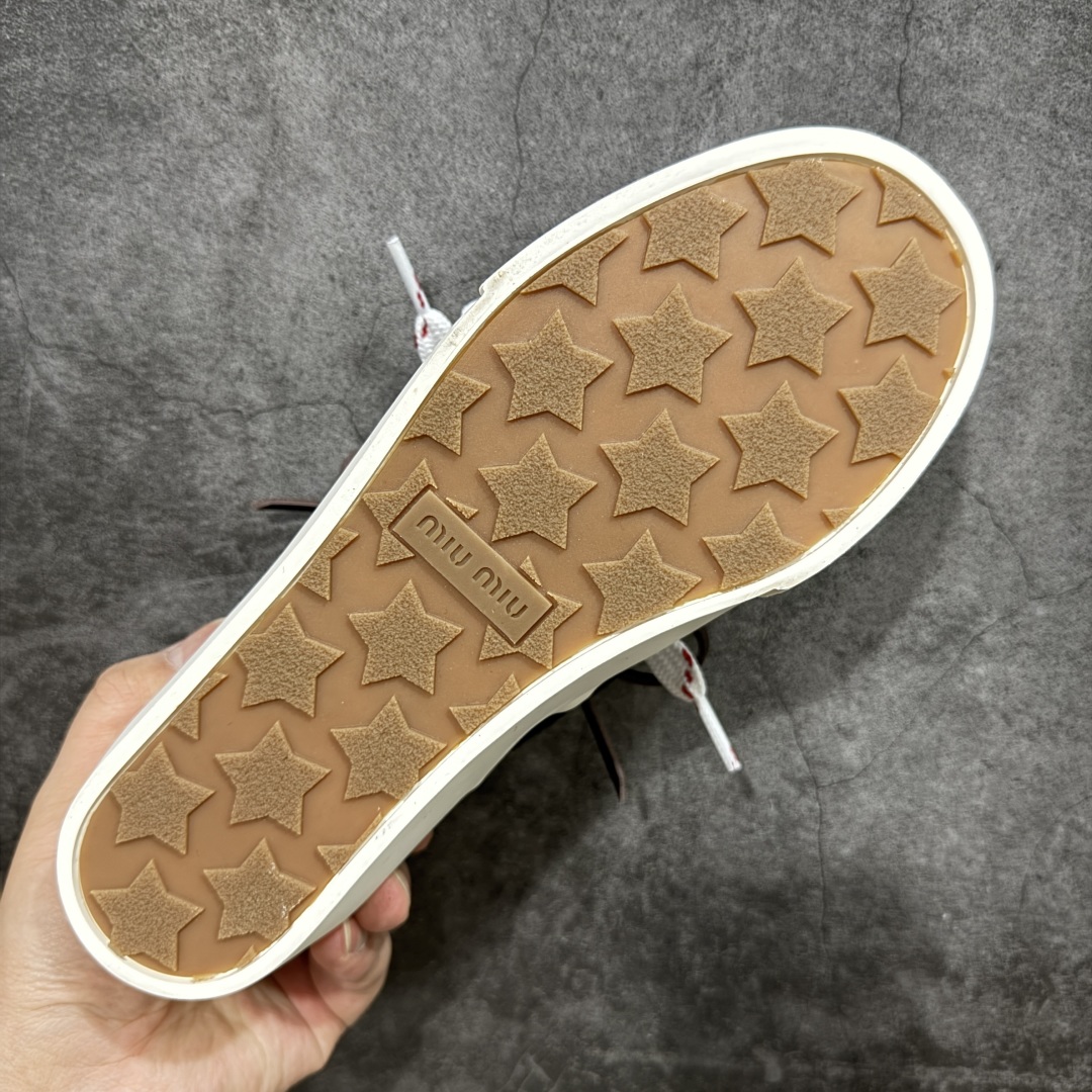 图片[9]-【广东纯原版本】MiuMiu 缪缪 最新款 水洗 丹宁 牛仔布 帆布鞋 厚底 休闲 运动鞋 小红书爆款推荐 原版购入开发 做货 这款运动鞋体现了Miu Miu的探索精神。水洗丹宁牛仔的独特质感与皮革和棉质鞋带细节设计相得益彰，搭配坚韧耐穿的鞋底，尽显休闲气息 配送专柜精美包装🛍📦 ▪️面料： 原版定制进口高密度帆布 ▪️内里：原版定制高密度帆布 ▪️鞋底：原版开模防滑橡胶材质 ▪️底厚：3CM ▪️尺码：35 36 37 38 39 40-选品中心