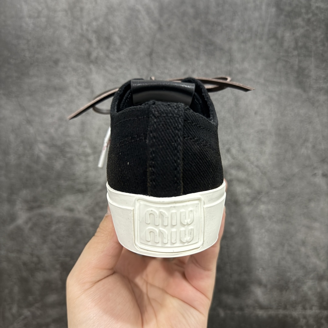 图片[4]-【广东纯原版本】MiuMiu 缪缪 最新款 水洗 丹宁 牛仔布 帆布鞋 厚底 休闲 运动鞋 小红书爆款推荐 原版购入开发 做货 这款运动鞋体现了Miu Miu的探索精神。水洗丹宁牛仔的独特质感与皮革和棉质鞋带细节设计相得益彰，搭配坚韧耐穿的鞋底，尽显休闲气息 配送专柜精美包装🛍📦 ▪️面料： 原版定制进口高密度帆布 ▪️内里：原版定制高密度帆布 ▪️鞋底：原版开模防滑橡胶材质 ▪️底厚：3CM ▪️尺码：35 36 37 38 39 40-选品中心