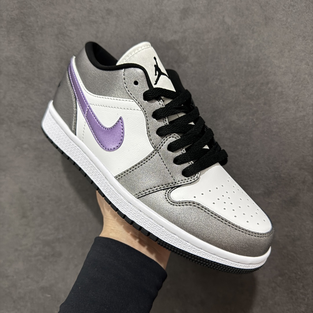 图片[3]-【K版】Air Jordan AJ1 Low 低帮白银紫勾 HJ5910-105 全新流水线出品 DT版本唯一平替选择 市场第二梯队最强版 全部原鞋开发 原楦原纸板开发 全鞋电脑针车 原厂内置全掌气垫 原盒内在原标 唯一Zp原版鞋带绑法 免检产品 全新2022版型 全头层皮料 完美零毛边处理 原厂配置全掌气垫 价格定位良心 几十个配色陆续出货 尺码：36 36.5 37.5 38 38.5 39 40 40.5 41 42 42.5 43 44 44.5 45 46 47.5-选品中心