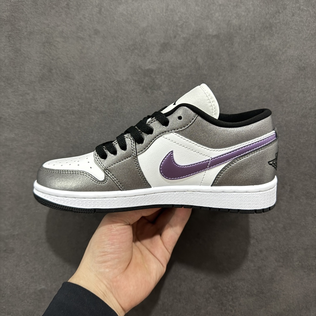 图片[2]-【K版】Air Jordan AJ1 Low 低帮白银紫勾 HJ5910-105 全新流水线出品 DT版本唯一平替选择 市场第二梯队最强版 全部原鞋开发 原楦原纸板开发 全鞋电脑针车 原厂内置全掌气垫 原盒内在原标 唯一Zp原版鞋带绑法 免检产品 全新2022版型 全头层皮料 完美零毛边处理 原厂配置全掌气垫 价格定位良心 几十个配色陆续出货 尺码：36 36.5 37.5 38 38.5 39 40 40.5 41 42 42.5 43 44 44.5 45 46 47.5-选品中心