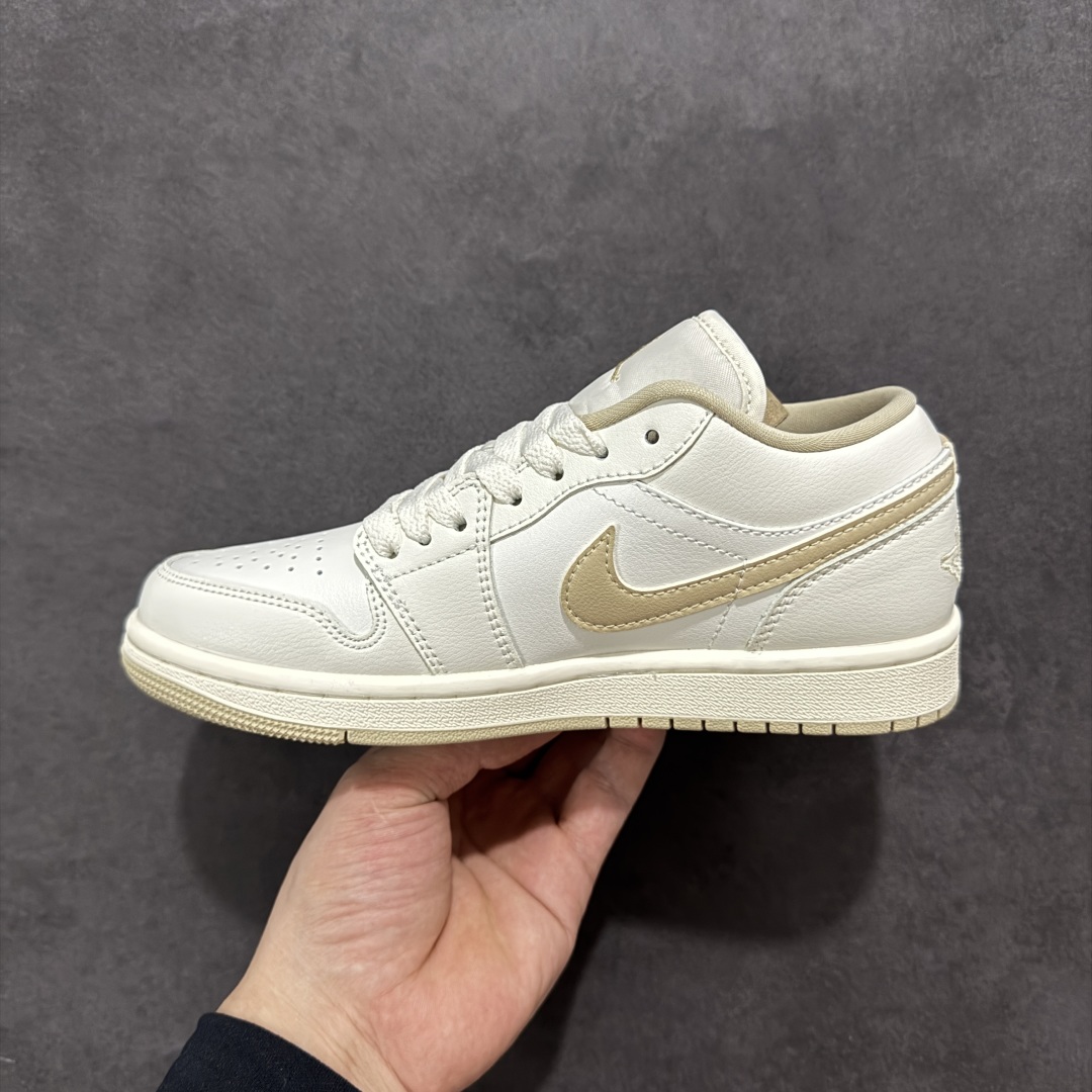 图片[2]-【K版】Air Jordan AJ1 Low 低帮白黄 DC0774-112 全新流水线出品 DT版本唯一平替选择 市场第二梯队最强版 全部原鞋开发 原楦原纸板开发 全鞋电脑针车 原厂内置全掌气垫 原盒内在原标 唯一Zp原版鞋带绑法 免检产品 全新2022版型 全头层皮料 完美零毛边处理 原厂配置全掌气垫 价格定位良心 几十个配色陆续出货 尺码：36 36.5 37.5 38 38.5 39 40 40.5 41 42 42.5 43 44 44.5 45 46 47.5-选品中心