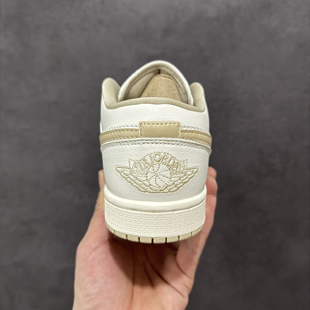 图片[4]-【K版】Air Jordan AJ1 Low 低帮白黄 DC0774-112 全新流水线出品 DT版本唯一平替选择 市场第二梯队最强版 全部原鞋开发 原楦原纸板开发 全鞋电脑针车 原厂内置全掌气垫 原盒内在原标 唯一Zp原版鞋带绑法 免检产品 全新2022版型 全头层皮料 完美零毛边处理 原厂配置全掌气垫 价格定位良心 几十个配色陆续出货 尺码：36 36.5 37.5 38 38.5 39 40 40.5 41 42 42.5 43 44 44.5 45 46 47.5-选品中心