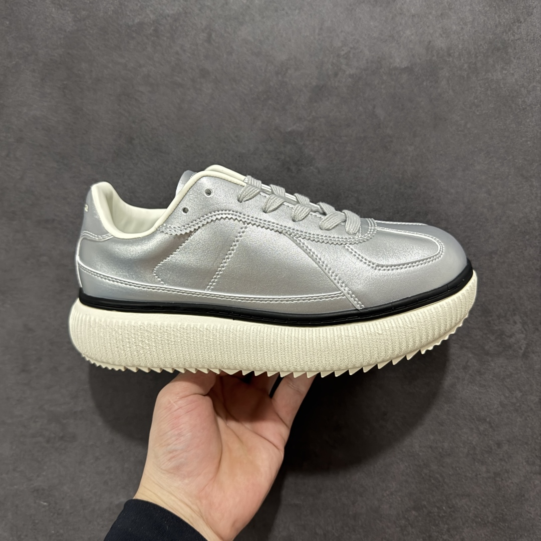 【公司级】ASICS Onitsuka Tiger/鬼塚虎 鬼冢虎 DELECITY 鞋帮高度 低帮 功能 平衡,支撑,增高,耐磨 运动系列 时尚休闲松糕跟 厚底增高小白鞋 Onitsuka Tiger的DELECITY系列是一款男女通用的运动鞋，具有轻量、舒适、缓冲和透气的特点。该系列鞋款通常采用轻质材料，提供良好的支撑和减震效果，适合日常运动和休闲穿着。 尺码： 36-45 编码： FS230250-选品中心