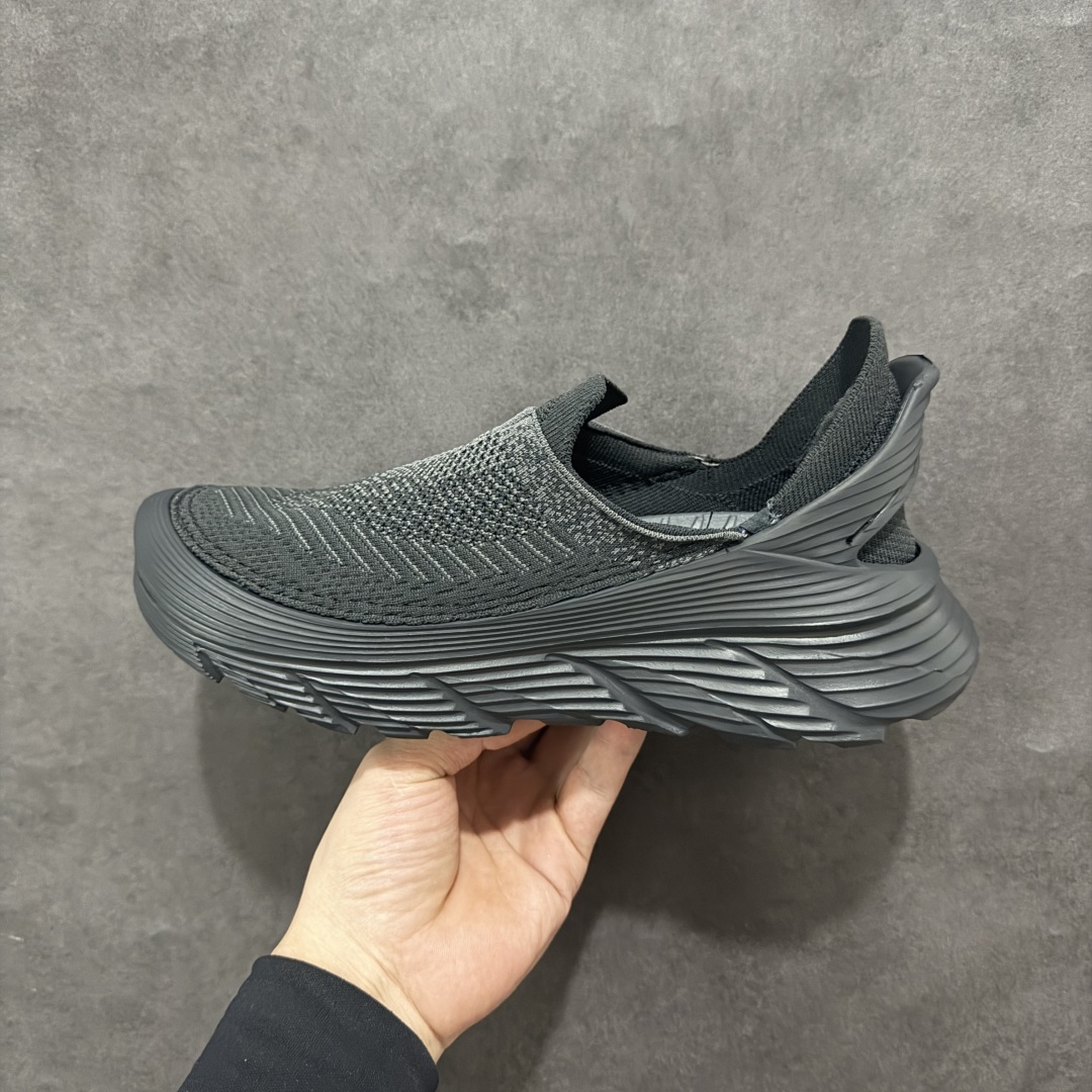 图片[2]-【GX越南版】HOKA ONE ONE Restore TC 一脚蹬徒步舒适缓震运动鞋 继承了 HOKA ONE ONE®标志性的缓冲中底，兼具轻盈脚感和出众缓震。NEWOK本期为大家准备了两款各具特色HOKA ONE ONE Restore TC 鞋款，希望能为你的夏日穿搭提供更多灵感。鞋款鞋面采用弹性布料，鞋面透气舒适，日常穿搭舒适不磨脚。鞋款以弹性松紧织带取代传统鞋带设计，省事又省心，“一脚蹬”简直是最具懒人属性的球鞋，低调朴素又不失质感。重量不到百克，依旧是外形“笨拙”实则是轻巧、舒适与安全兼备的品牌固有打法。搭配上，无论是夏日短裤造型，还是搭配你的长袜，Restore TC 能够满足你的多种穿搭。舒适程度堪比众多大牌“老头乐”，鞋底的厚厚的泡沫鞋垫让你深陷其中！ 尺码：36 36.5 37.5 38 38.5 39 40 40.5 41 42 42.5 43 44 44.5 45-选品中心