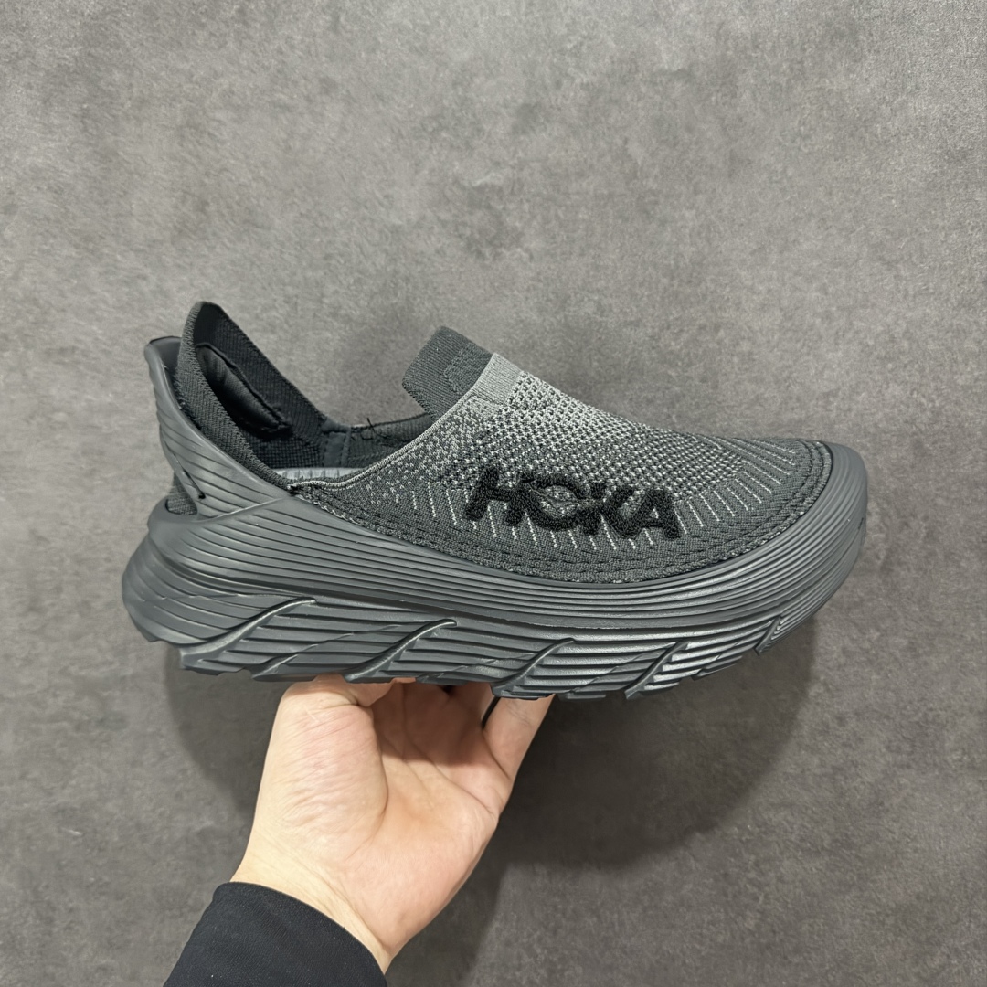 【GX越南版】HOKA ONE ONE Restore TC 一脚蹬徒步舒适缓震运动鞋 继承了 HOKA ONE ONE®标志性的缓冲中底,兼具轻盈脚感和出众缓震。NEWOK本期为大家准备了两款各具特色HOKA ONE ONE Restore TC 鞋款,希望能为你的夏日穿搭提供更多灵感。鞋款鞋面采用弹性布料,鞋面透气舒适,日常穿搭舒适不磨脚。鞋款以弹性松紧织带取代传统鞋带设计,省事又省心,“一脚蹬”简直是最具懒人属性的球鞋,低调朴素又不失质感。重量不到百克,依旧是外形“笨拙”实则是轻巧、舒适与安全兼备的品牌固有打法。搭配上,无论是夏日短裤造型,还是搭配你的长袜,Restore TC 能够满足你的多种穿搭。舒适程度堪比众多大牌“老头乐”,鞋底的厚厚的泡沫鞋垫让你深陷其中! 尺码:36 36.5 37.5 38 38.5 39 40 40.5 41 42 42.5 43 44 44.5 45-选品中心