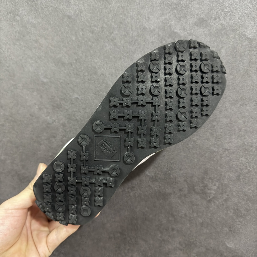 图片[9]-【公司级】Onitsuka Tiger鬼塚虎/鬼冢虎阿甘鞋EDR 78™休闲鞋78系列 中性休闲运动鞋 复古风的日常百搭神器它的设计灵感来源于经典跑步鞋，简约又不失时尚感。经典配色让整双鞋看起来特别温暖，搭配牛仔裤或者休闲裤都非常合适。鞋身采用优质材料制成，穿着起来轻便又舒适，长时间走路也不会觉得累。这双鞋的设计细节也很用心，鞋底纹路清晰，抓地力强，适合各种场合。无论是日常通勤还是周末出游，它都能成为你的最佳拍档。 尺码： 36-45 含半码 编码： FS220240-选品中心