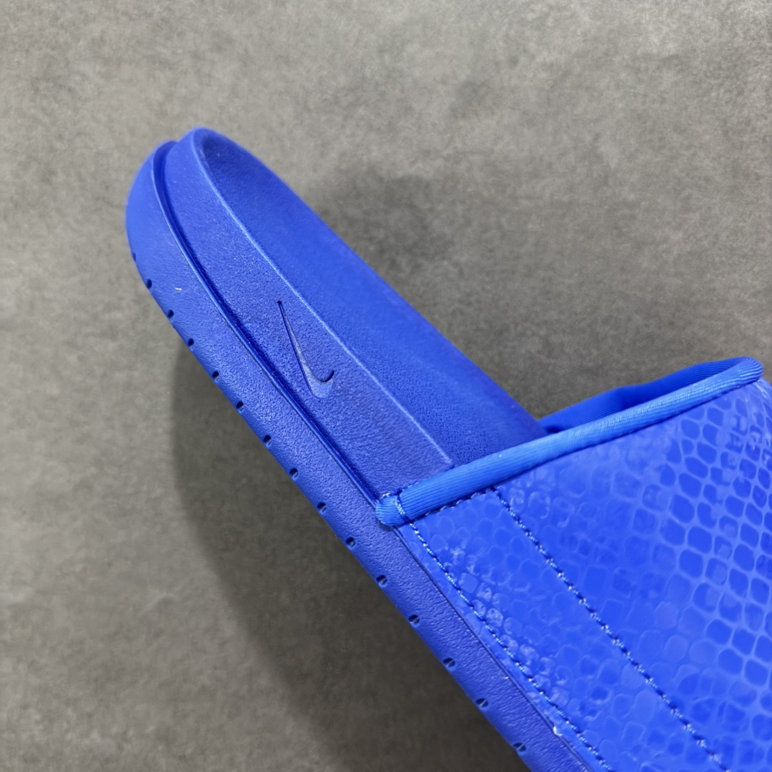 图片[6]-【LW版】 Nike Kobe Offcourt Slide \”Hyper Royal\” 科比道奇专属配色休闲拖鞋 IF2870-400  #道奇队标志性的深蓝为主色调，鞋面上凸起且醒目的白色科比标志，彰显着独特韵味。采用 Hyper Royal 蛇皮纹理绑带，以此向科比致敬，呼应科比黑曼巴绰号。  尺码：38.5 40 41 42.5 44 45 46 47.5 48.5-选品中心