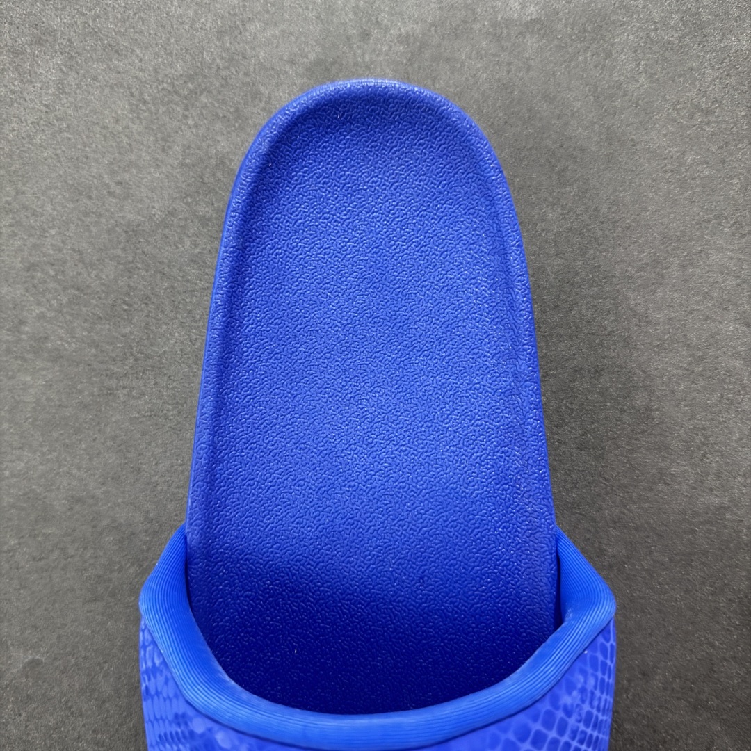 图片[7]-【LW版】 Nike Kobe Offcourt Slide \”Hyper Royal\” 科比道奇专属配色休闲拖鞋 IF2870-400  #道奇队标志性的深蓝为主色调，鞋面上凸起且醒目的白色科比标志，彰显着独特韵味。采用 Hyper Royal 蛇皮纹理绑带，以此向科比致敬，呼应科比黑曼巴绰号。  尺码：38.5 40 41 42.5 44 45 46 47.5 48.5-选品中心