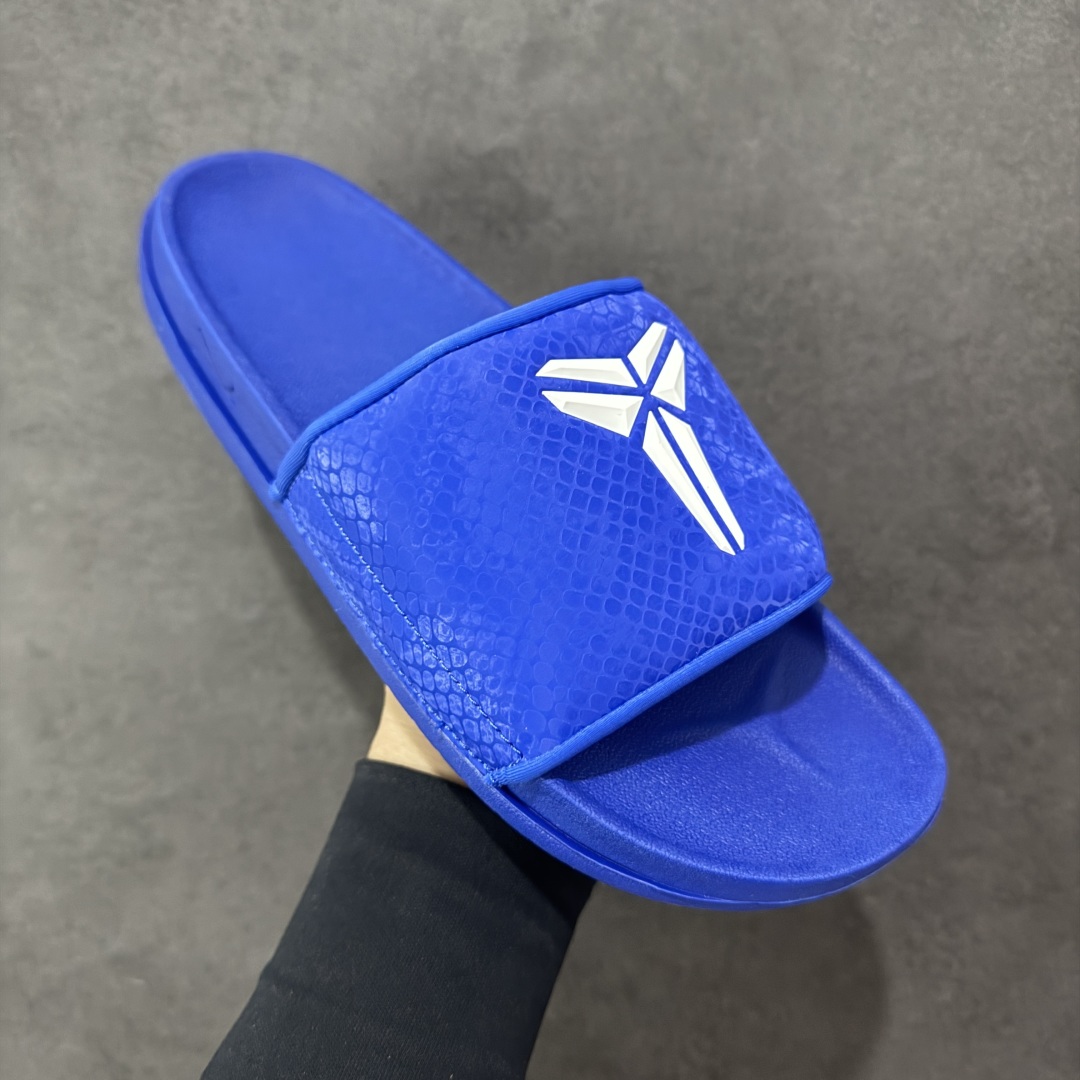 图片[3]-【LW版】 Nike Kobe Offcourt Slide \”Hyper Royal\” 科比道奇专属配色休闲拖鞋 IF2870-400  #道奇队标志性的深蓝为主色调，鞋面上凸起且醒目的白色科比标志，彰显着独特韵味。采用 Hyper Royal 蛇皮纹理绑带，以此向科比致敬，呼应科比黑曼巴绰号。  尺码：38.5 40 41 42.5 44 45 46 47.5 48.5-选品中心