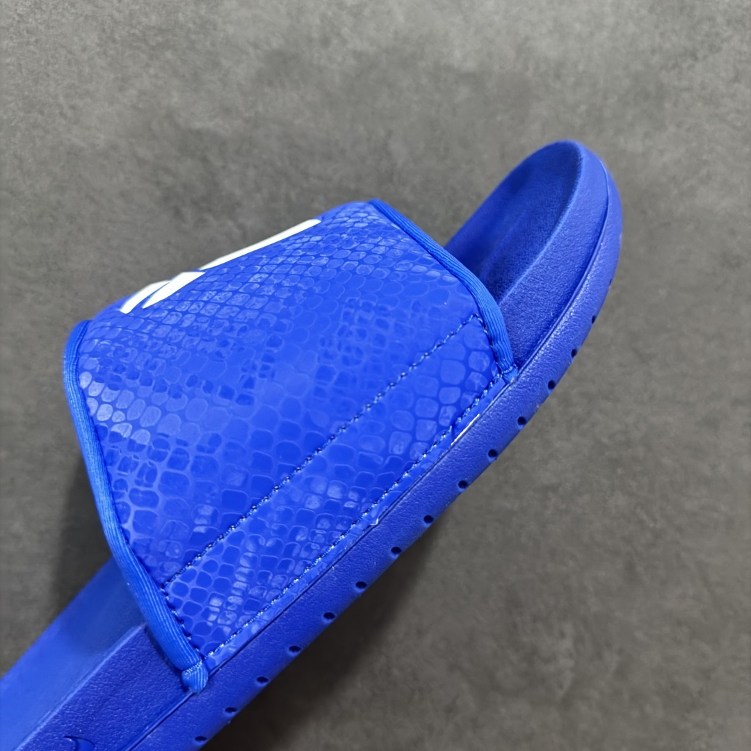 图片[5]-【LW版】 Nike Kobe Offcourt Slide \”Hyper Royal\” 科比道奇专属配色休闲拖鞋 IF2870-400  #道奇队标志性的深蓝为主色调，鞋面上凸起且醒目的白色科比标志，彰显着独特韵味。采用 Hyper Royal 蛇皮纹理绑带，以此向科比致敬，呼应科比黑曼巴绰号。  尺码：38.5 40 41 42.5 44 45 46 47.5 48.5-选品中心
