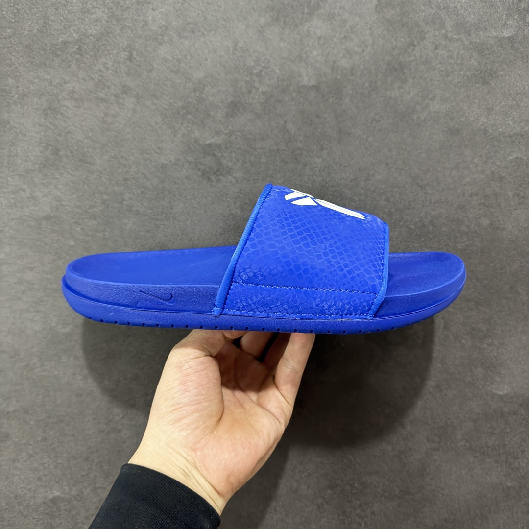 【LW版】 Nike Kobe Offcourt Slide \”Hyper Royal\” 科比道奇专属配色休闲拖鞋 IF2870-400  #道奇队标志性的深蓝为主色调，鞋面上凸起且醒目的白色科比标志，彰显着独特韵味。采用 Hyper Royal 蛇皮纹理绑带，以此向科比致敬，呼应科比黑曼巴绰号。  尺码：38.5 40 41 42.5 44 45 46 47.5 48.5-选品中心