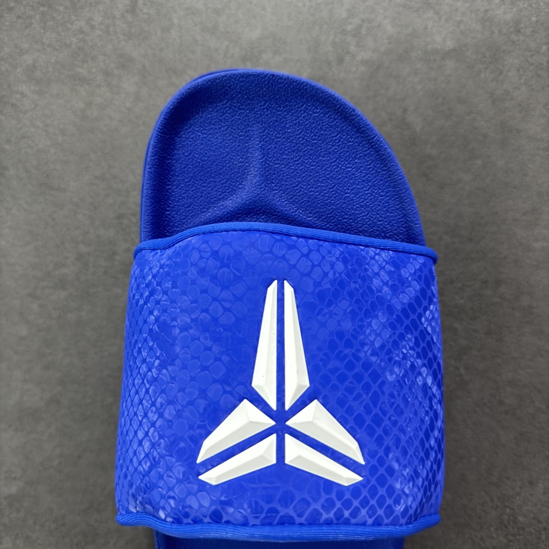 图片[8]-【LW版】 Nike Kobe Offcourt Slide \”Hyper Royal\” 科比道奇专属配色休闲拖鞋 IF2870-400  #道奇队标志性的深蓝为主色调，鞋面上凸起且醒目的白色科比标志，彰显着独特韵味。采用 Hyper Royal 蛇皮纹理绑带，以此向科比致敬，呼应科比黑曼巴绰号。  尺码：38.5 40 41 42.5 44 45 46 47.5 48.5-选品中心